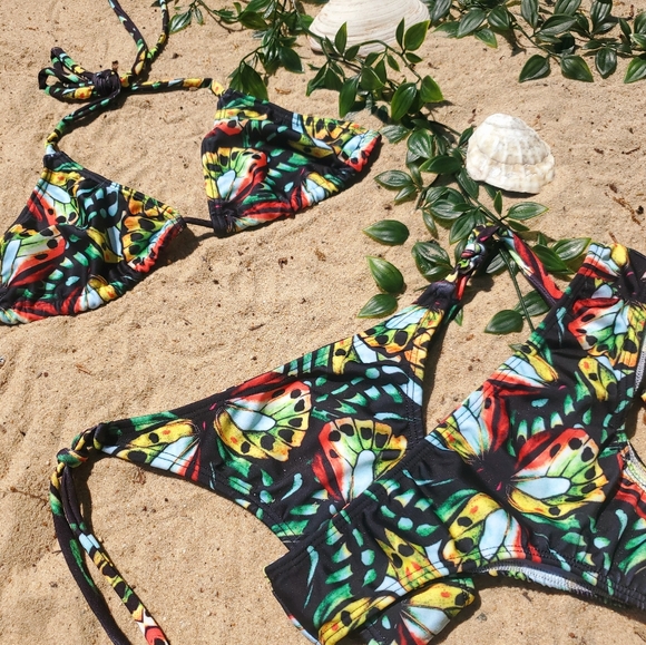 Bikinis - Picture 3 of 16